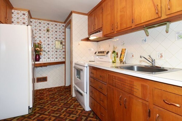 28 Griffin Road Peabody, MA 01960 - Photo 9 of 27 Gallery Image 9