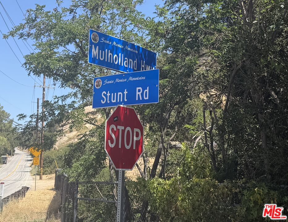 2116 Stunt Road Calabasas, CA 91302 - Photo 3 of 12