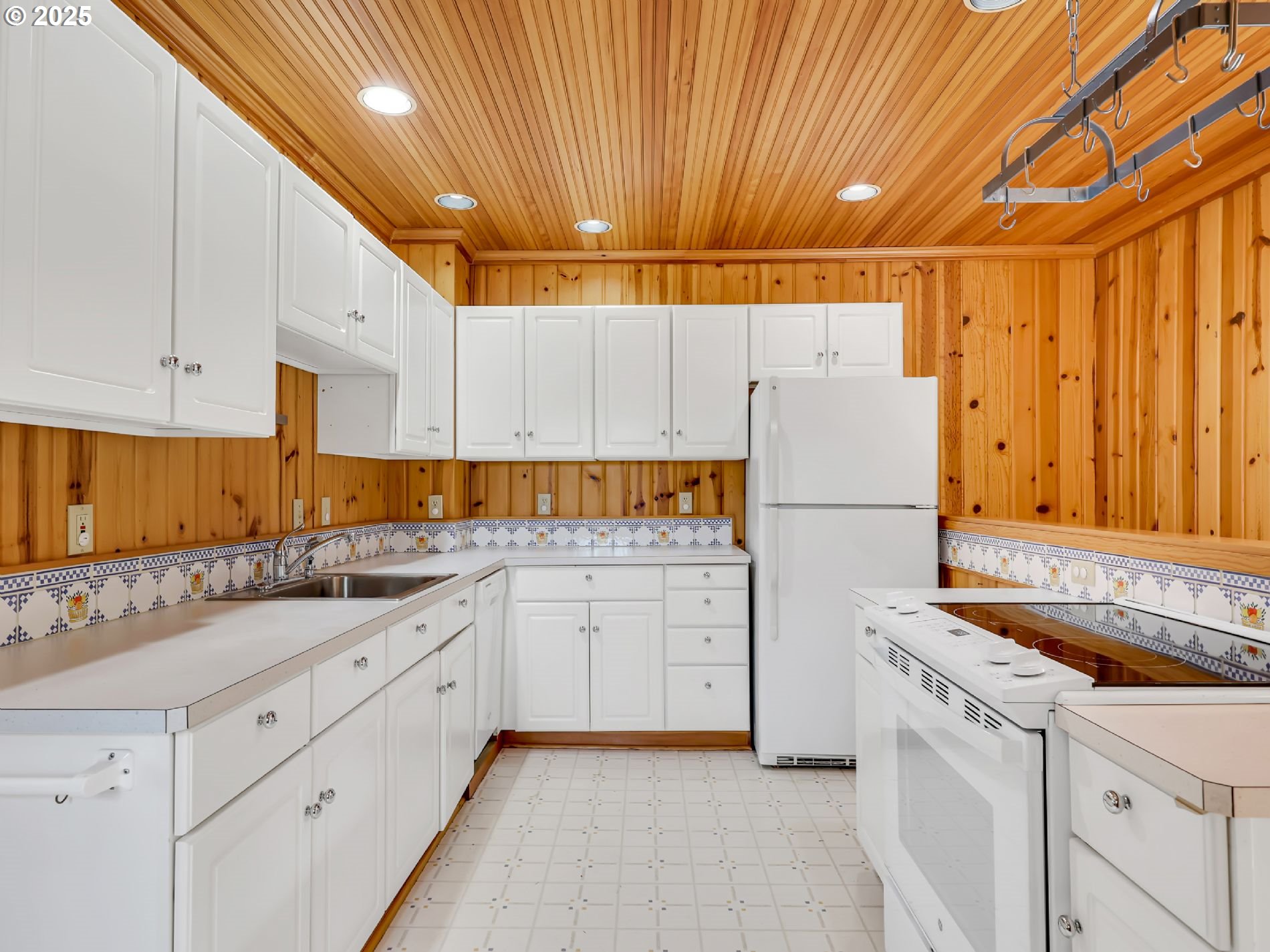 548 Beech Street Cannon Beach, OR 97110 - Photo 10 of 15