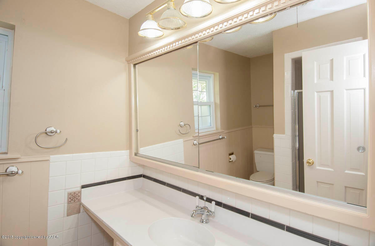 3306 Lombard Road Amarillo, TX 79106 - Photo 14 of 23 a bathroom with a tub and a sink