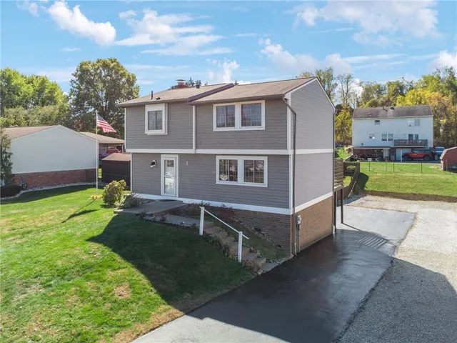 a view of a house with a yard
