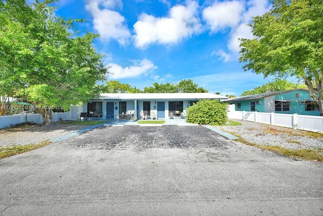 a front view of house with yard