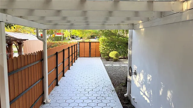 $10,000 | 2301 South Miami Avenue, Miami, FL 33129