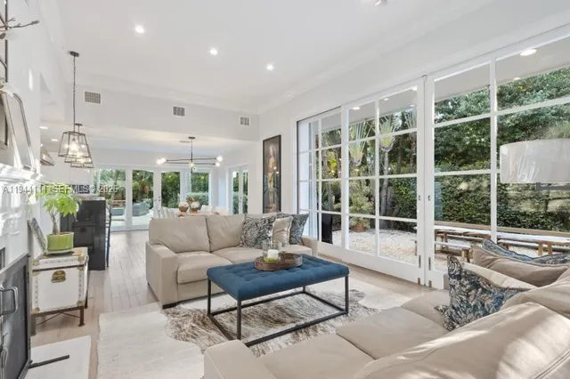 $10,000 | 2301 South Miami Avenue, Miami, FL 33129