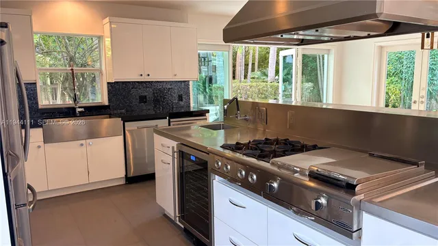 $10,000 | 2301 South Miami Avenue, Miami, FL 33129