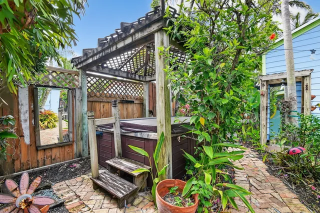 a picture of a wall with a white wall