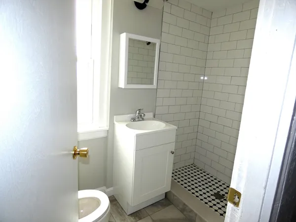 $2,600 | 7 Greenwood Street, Unit B, Wakefield, MA 01880