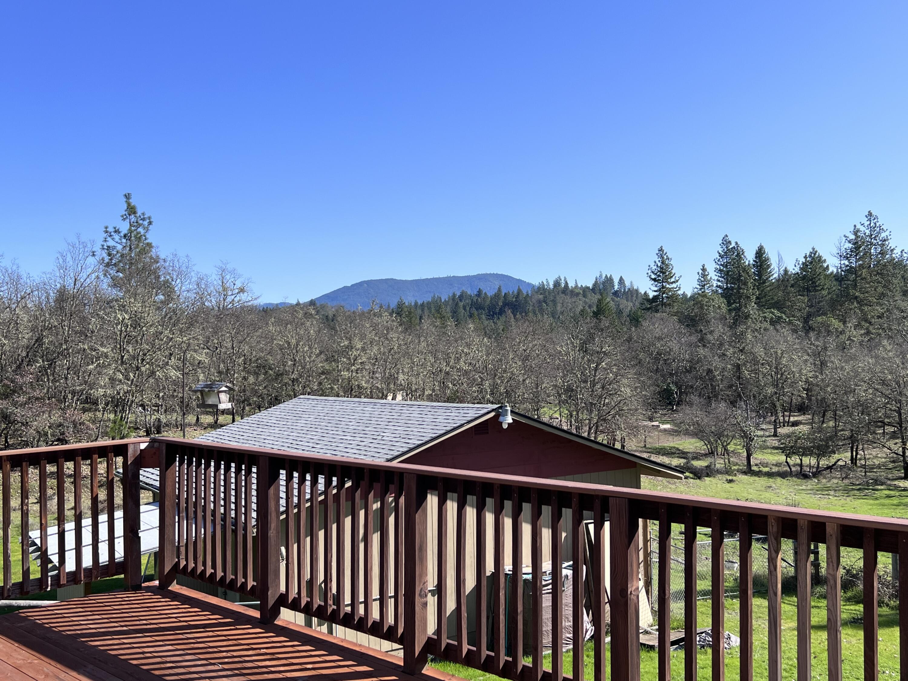 5525 Tunnel Loop Road Grants Pass, OR 97526 - Photo 25 of 65 22. Deck