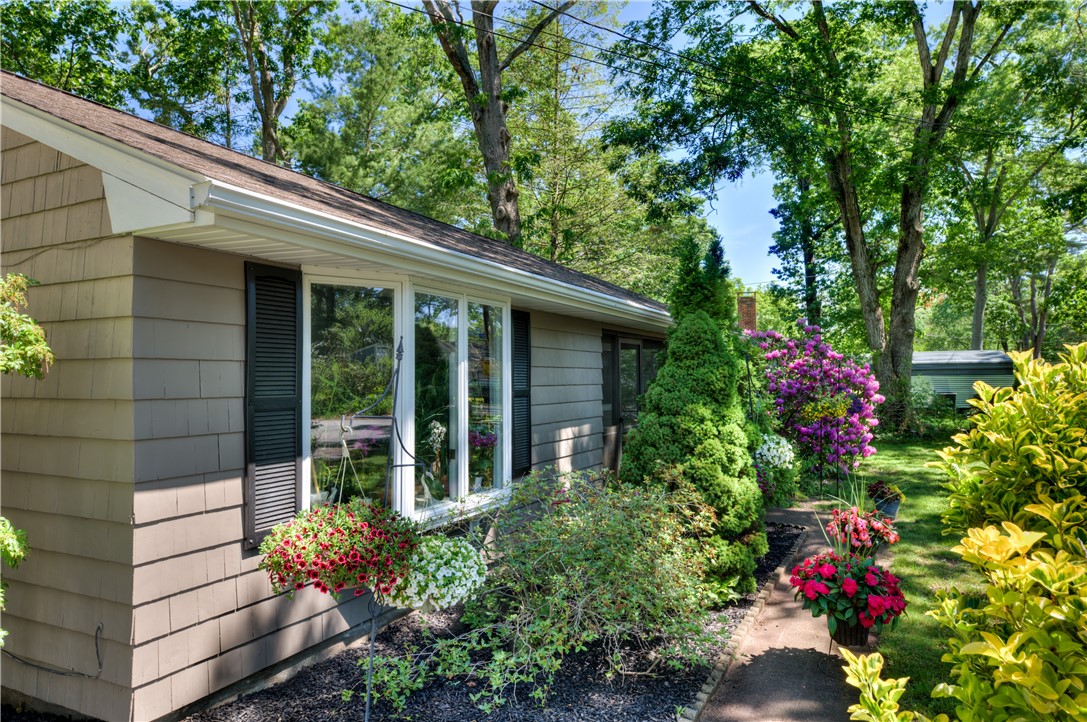 19 Hazelton Road Barrington, RI 02806 - Photo 4 of 32