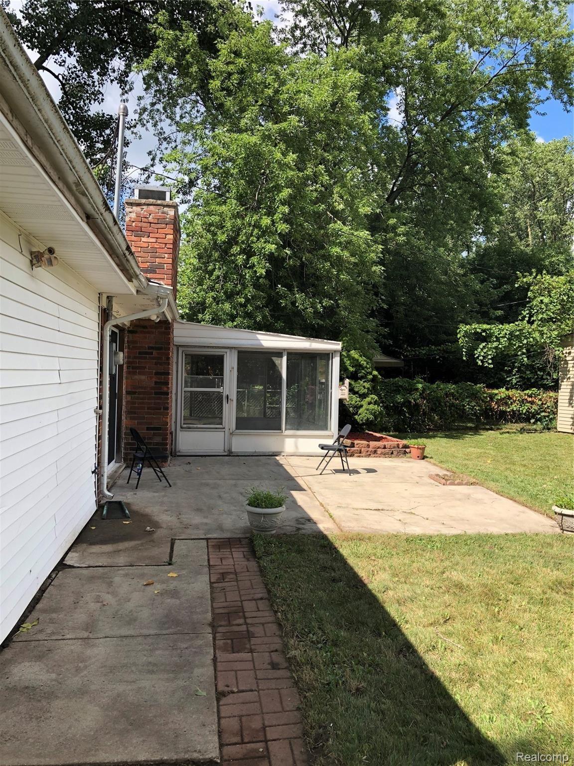 29910 Rambling Road Southfield, MI 48076 - Photo 54 of 56 IMG_1305.JPG