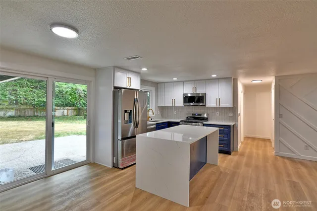 $3,900 | 22705 58th Avenue West, Mountlake Terrace, WA 98043