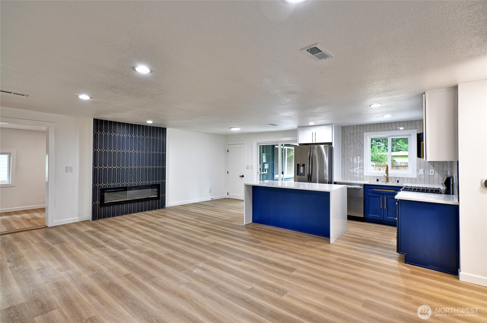 22705 58th Avenue West Mountlake Terrace, WA 98043 - Photo 3 of 24