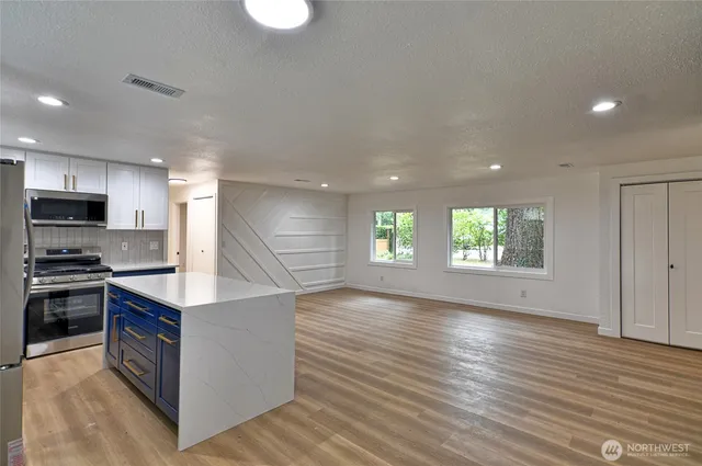 $3,900 | 22705 58th Avenue West, Mountlake Terrace, WA 98043