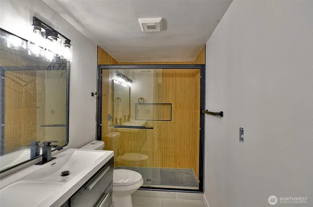 $3,900 | 22705 58th Avenue West, Mountlake Terrace, WA 98043