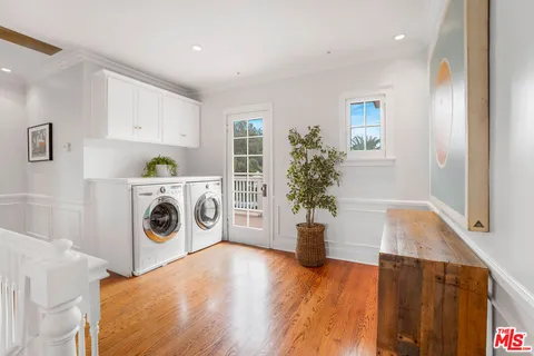 a view of a yard with a fountain