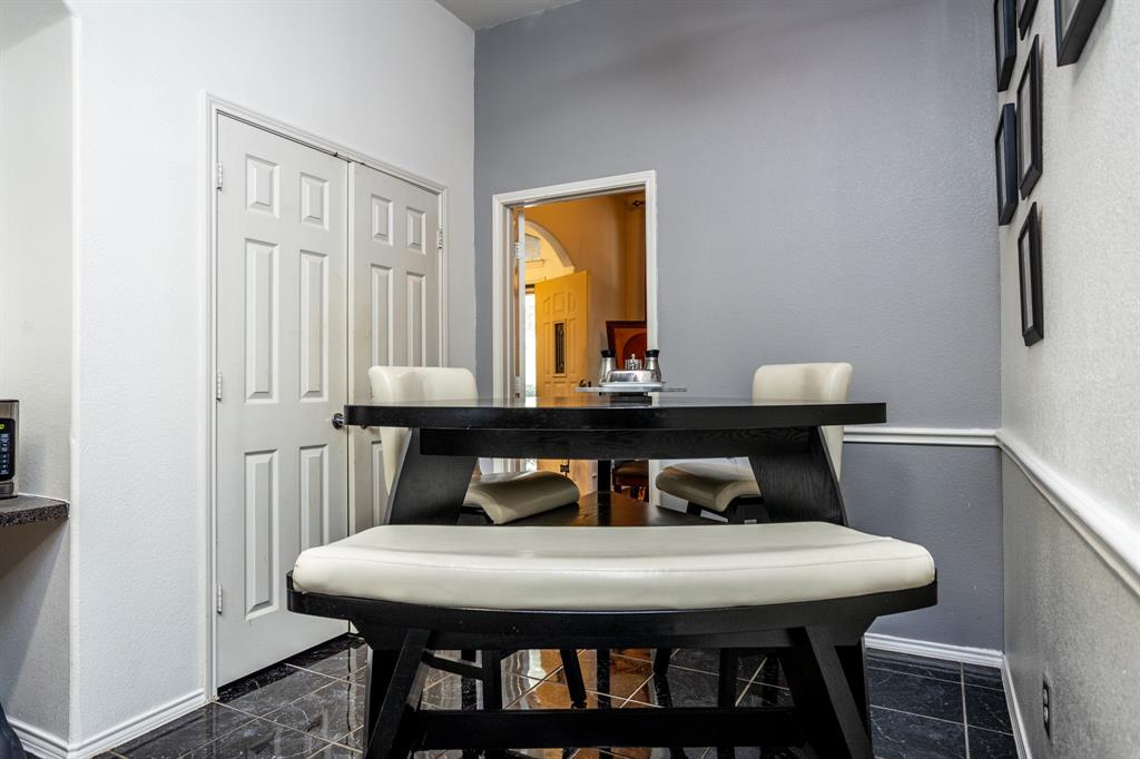 928 Trinity Drive Lancaster, TX 75146 - Photo 9 of 31 a dining room with table and chair