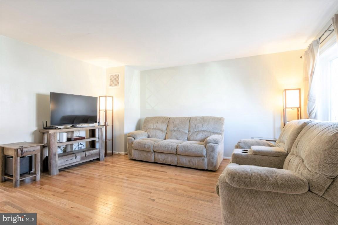 1067 Downton Road Baltimore, MD 21227 - Photo 4 of 47 Bright living room