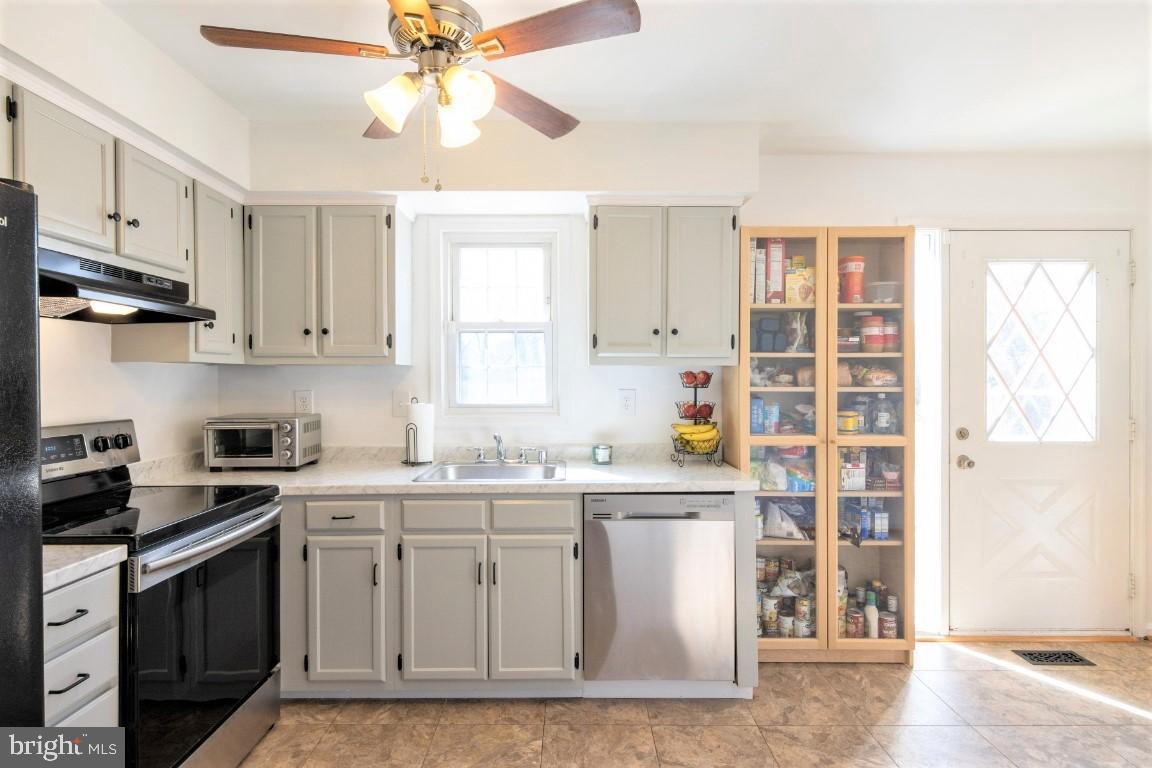 1067 Downton Road Baltimore, MD 21227 - Photo 7 of 47 Updated kitchen