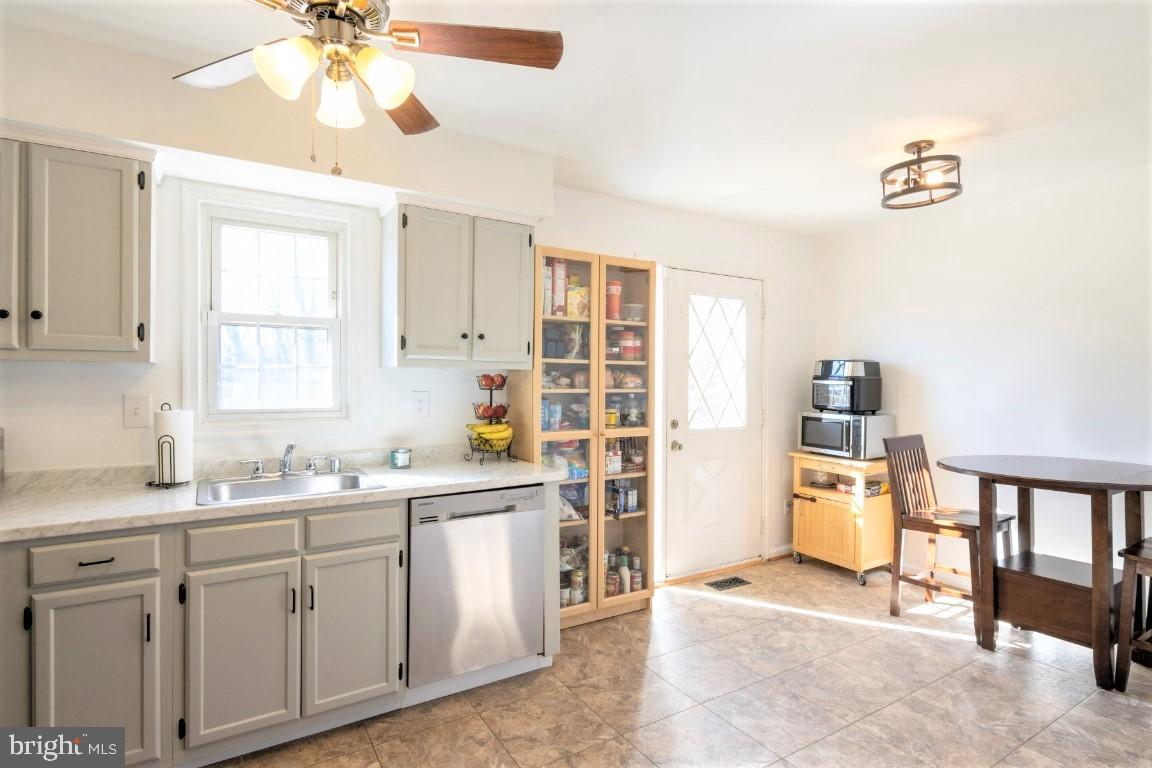 1067 Downton Road Baltimore, MD 21227 - Photo 9 of 47