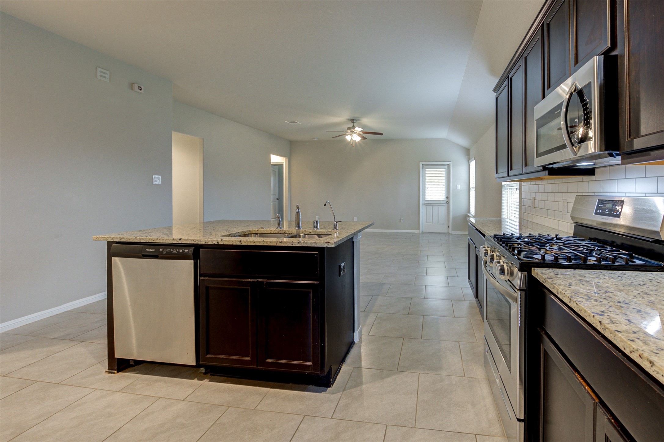 8002 Carillon Way Rosharon, TX 77583 - Photo 8 of 20