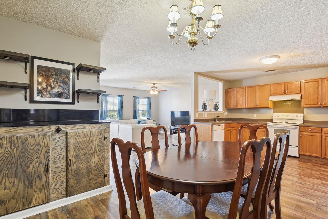 129 Tyron Road Summerville, SC 29483 - Photo 4 of 17 interior-dining_area-dsc7676