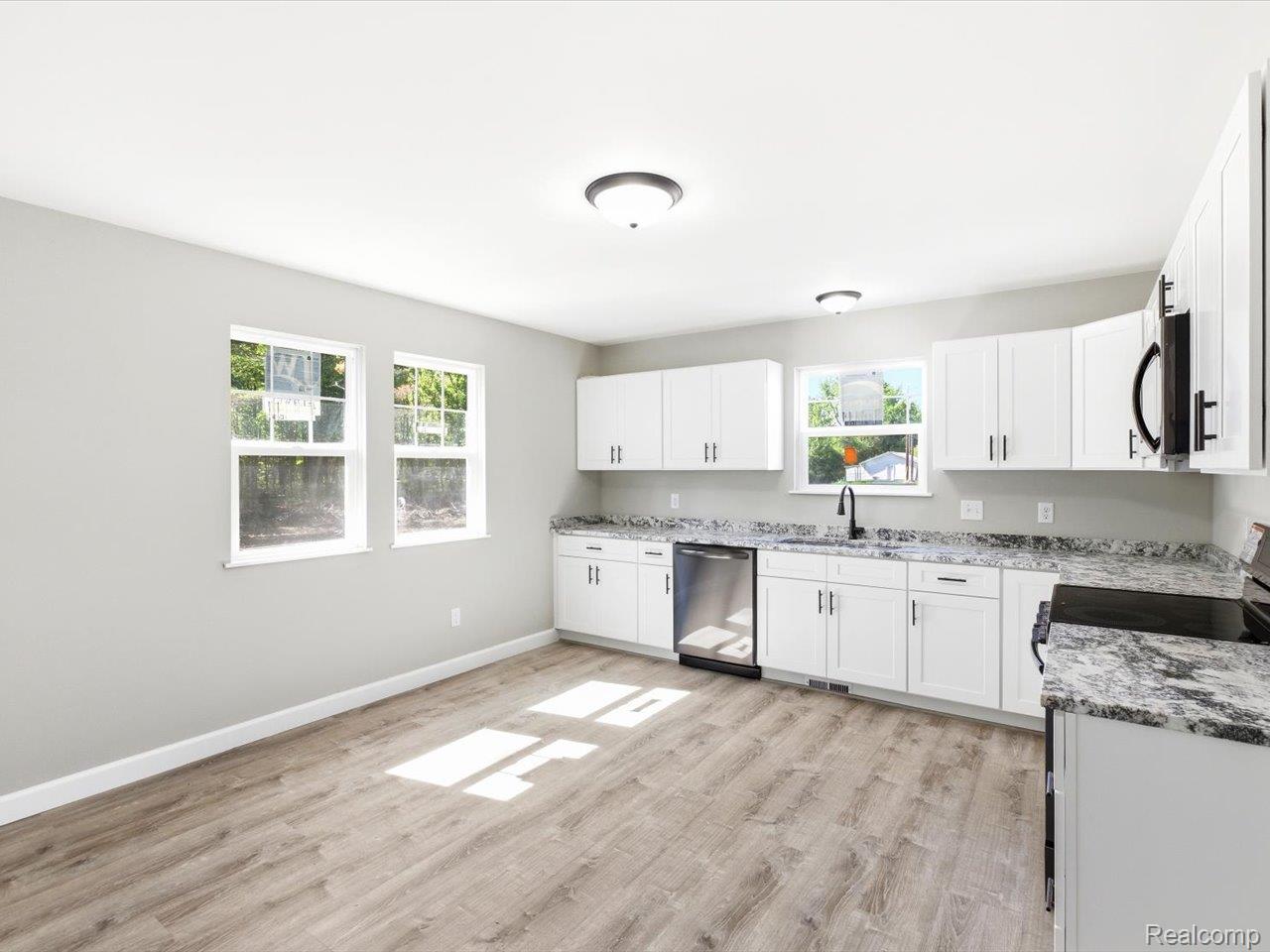 2921 Beach Road Port Huron, MI 48060 - Photo 12 of 29 09-2921 Beach Rd (9).jpg