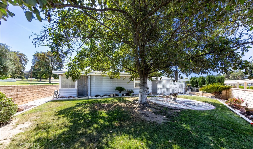 9401 Sharondale Road Calimesa, CA 92320 - Photo 22 of 23 a view of a patio with table and chairs and wooden fence