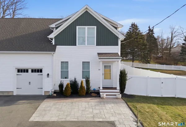 a view of a house with backyard