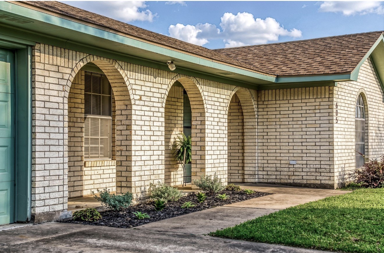605 Clear Spring Drive Brenham, TX 77833 - Photo 2 of 22
