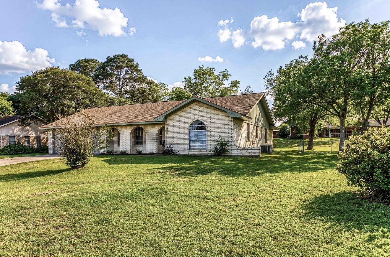 605 Clear Spring Drive Brenham, TX 77833 - Photo 3 of 22