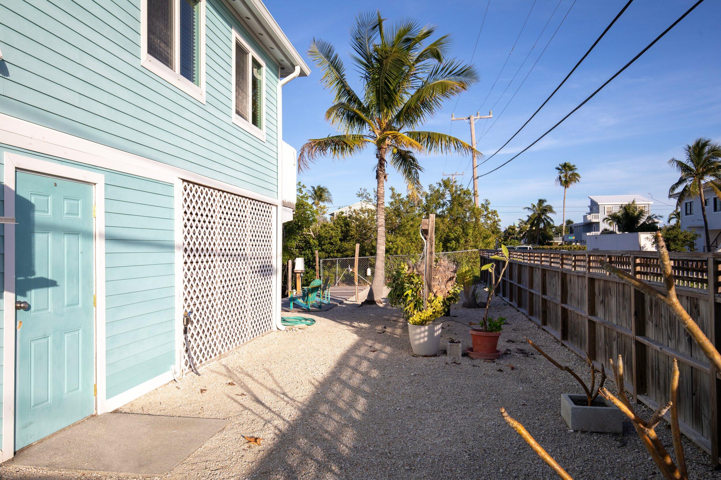 489 Pirates Road Summerland Key, FL 33042 - Photo 40 of 50 Side yard