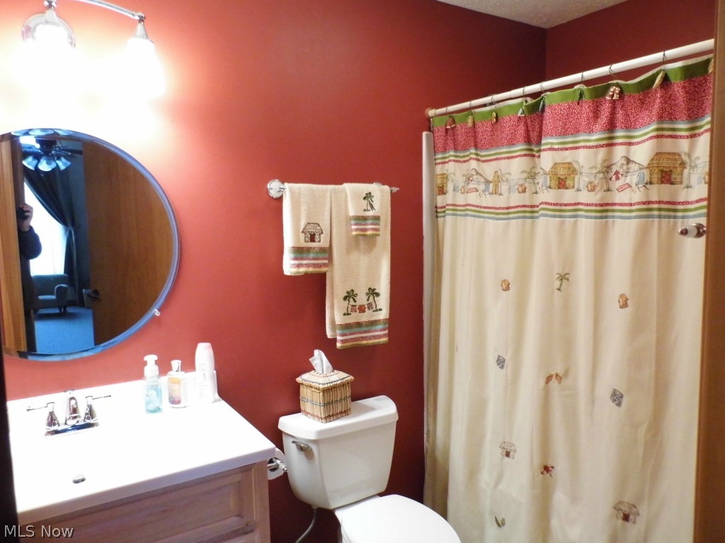 196 Ry Road Wadsworth, OH 44281 - Photo 16 of 25 196 RY RD WADSWORTH OH 44281 Ranch 4 Bedroom, 3 Full Bath, 2 Car Garage in Fawn Meadows: Nice cul de sac lot in newer development! Nicely appointed main bath with tub/shower, vanity with storage, and linen closet.