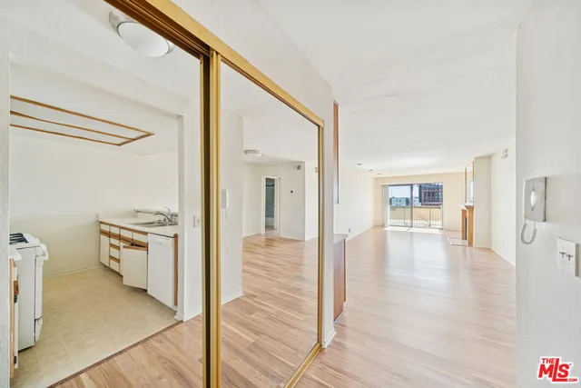 $1,995 | 1519 North Martel Avenue, Unit 204, Los Angeles, CA 90046
