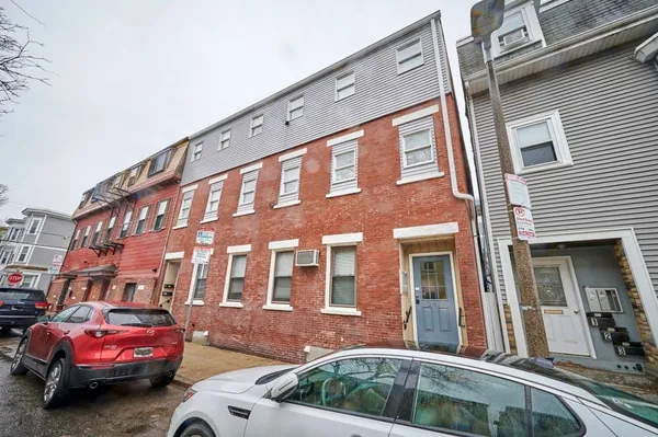 $3,500 | 241 E Street, Unit 2, Boston, MA 02127