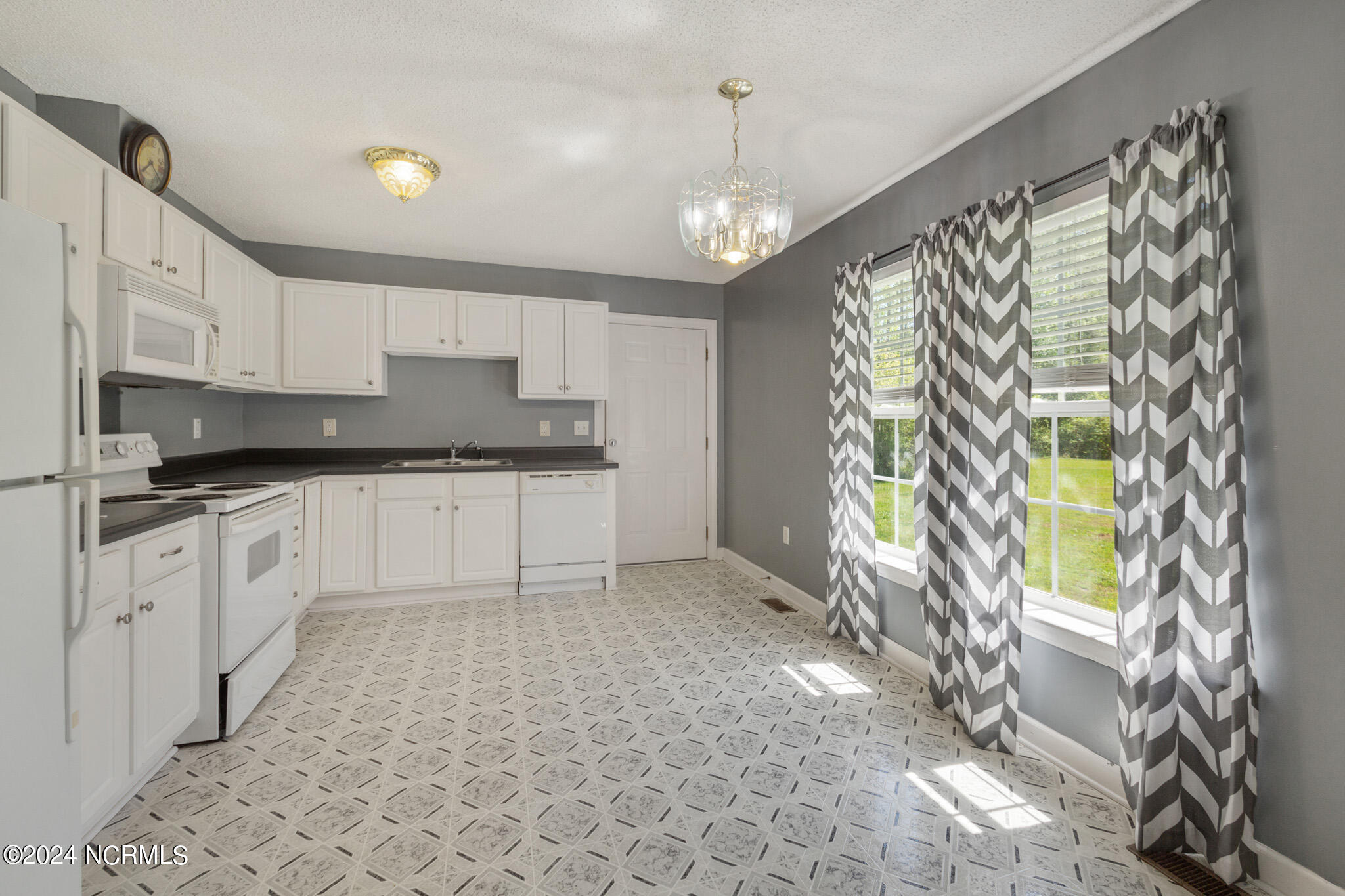 1263 Elijah Loftin Road Kinston, NC 28504 - Photo 16 of 29 int (4)