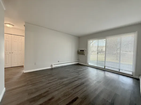 $1,600 | 337 North Carter Street, Unit 102, Palatine, IL 60067