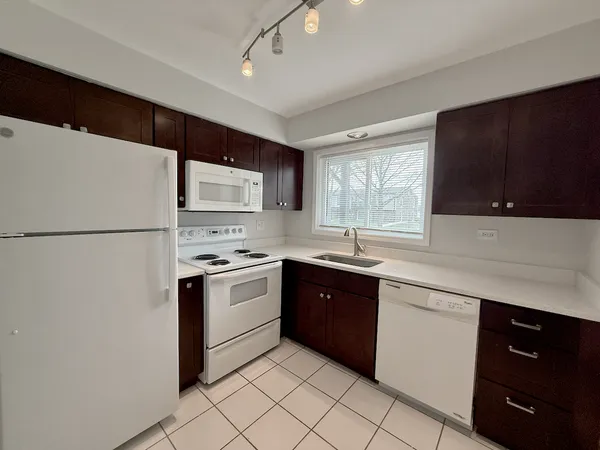 $1,600 | 337 North Carter Street, Unit 102, Palatine, IL 60067