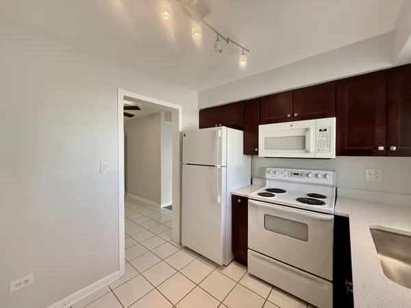 $1,600 | 337 North Carter Street, Unit 102, Palatine, IL 60067