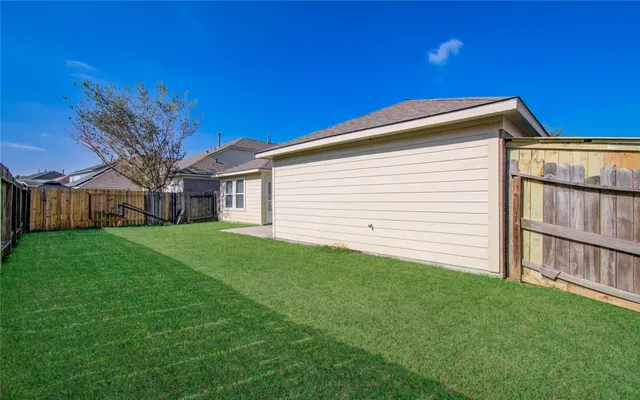 a view of a house with a backyard
