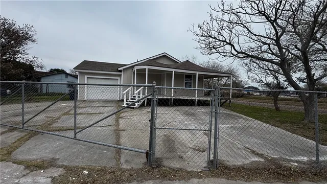 a view of a house with a backyard
