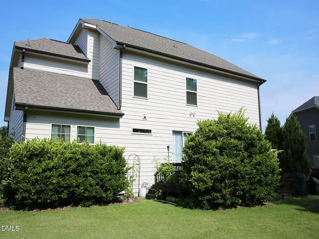 a view of house with garden
