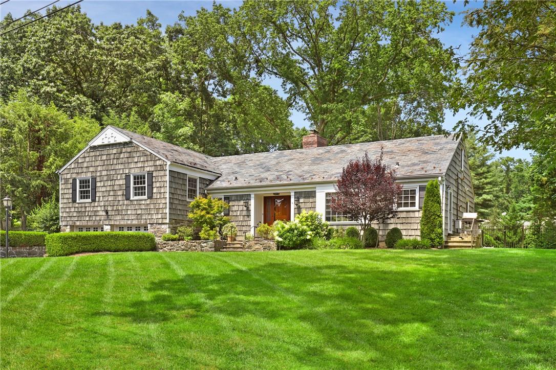 Welcome to 6 Briar Del Circle!