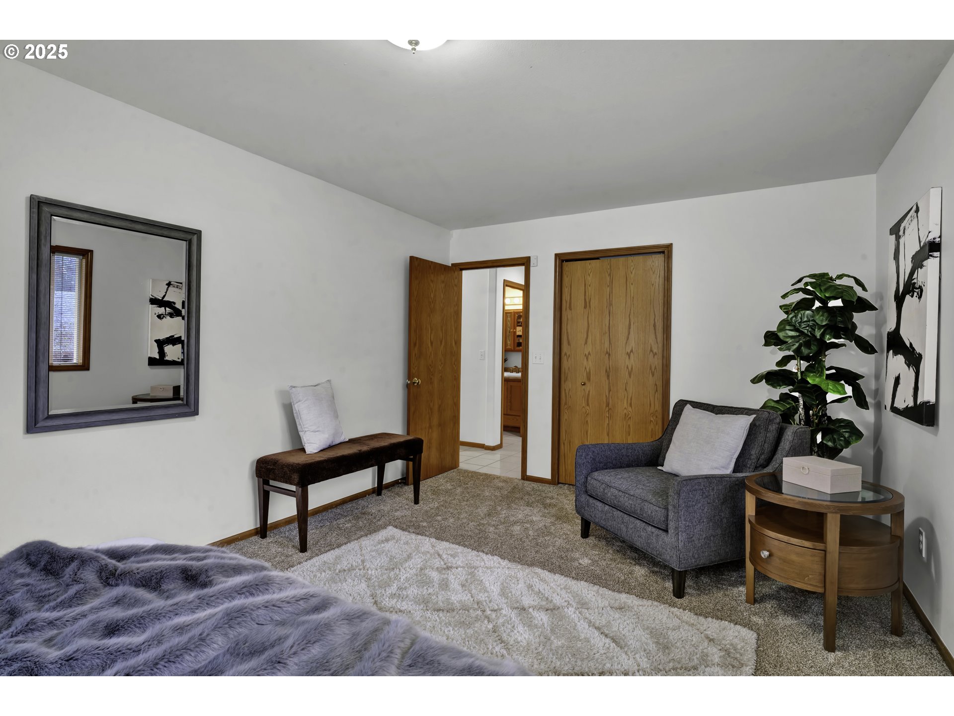 1002 South 69th Street Springfield, OR 97478 - Photo 28 of 44 a living room with furniture and a potted plant