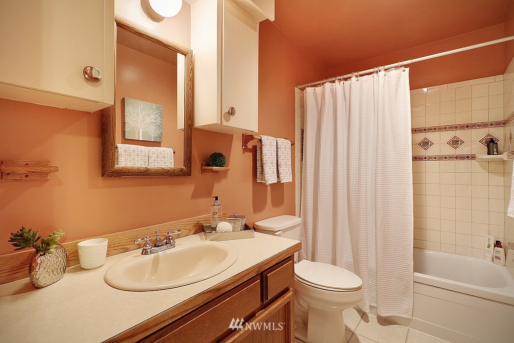 7907 200th Street Southwest Edmonds, WA 98026 - Photo 8 of 16 Gallery Image 8