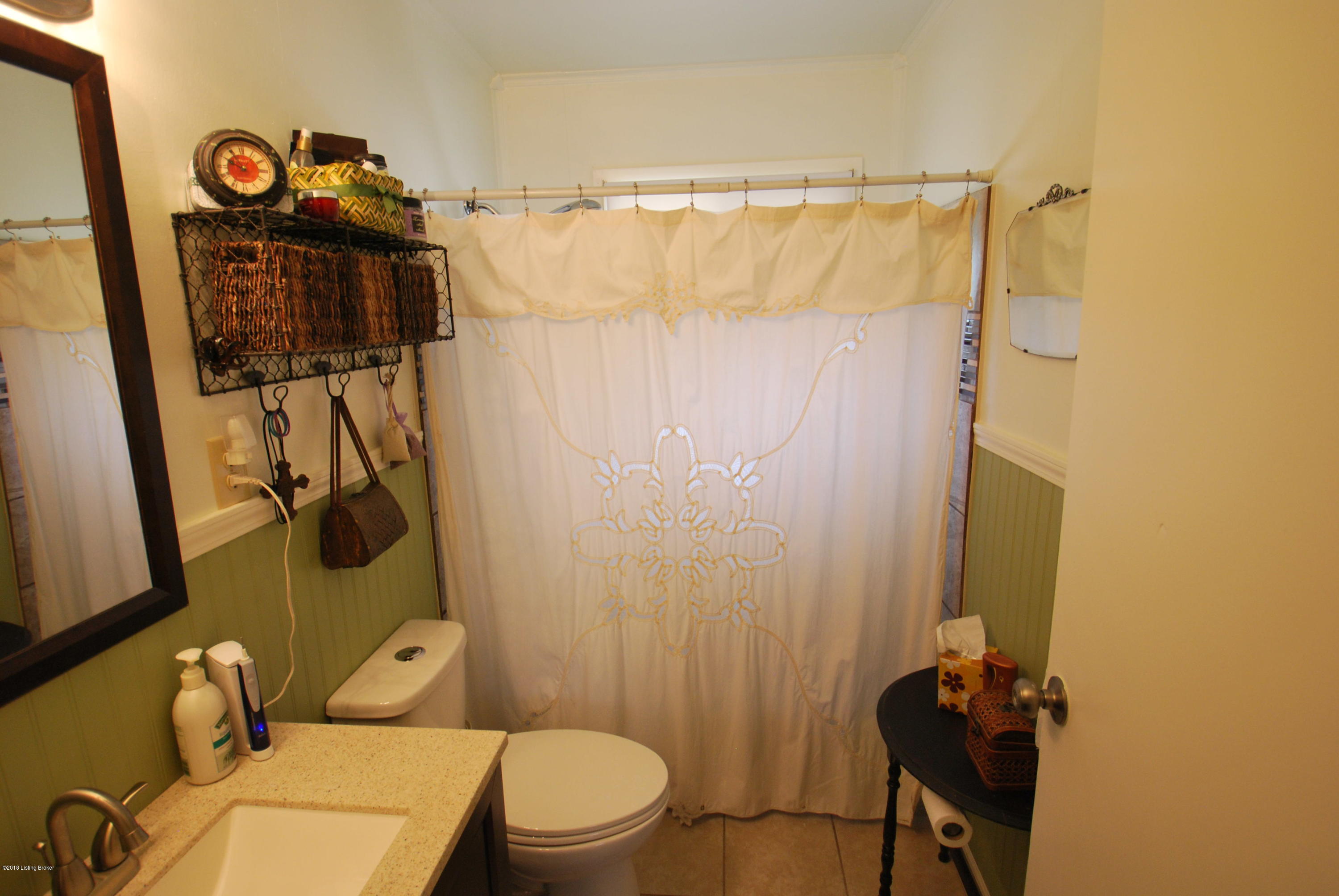9207 Hunter Road Louisville, KY 40242 - Photo 16 of 36 Bathroom