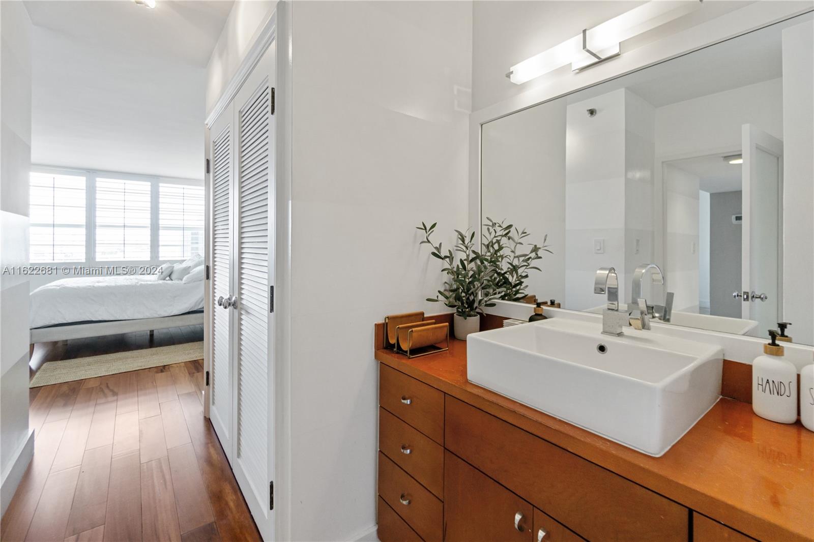 100 Lincoln Road, Unit 1422 Miami Beach, FL 33139 - Photo 20 of 35 a en suite bathroom with a sink and a large mirror