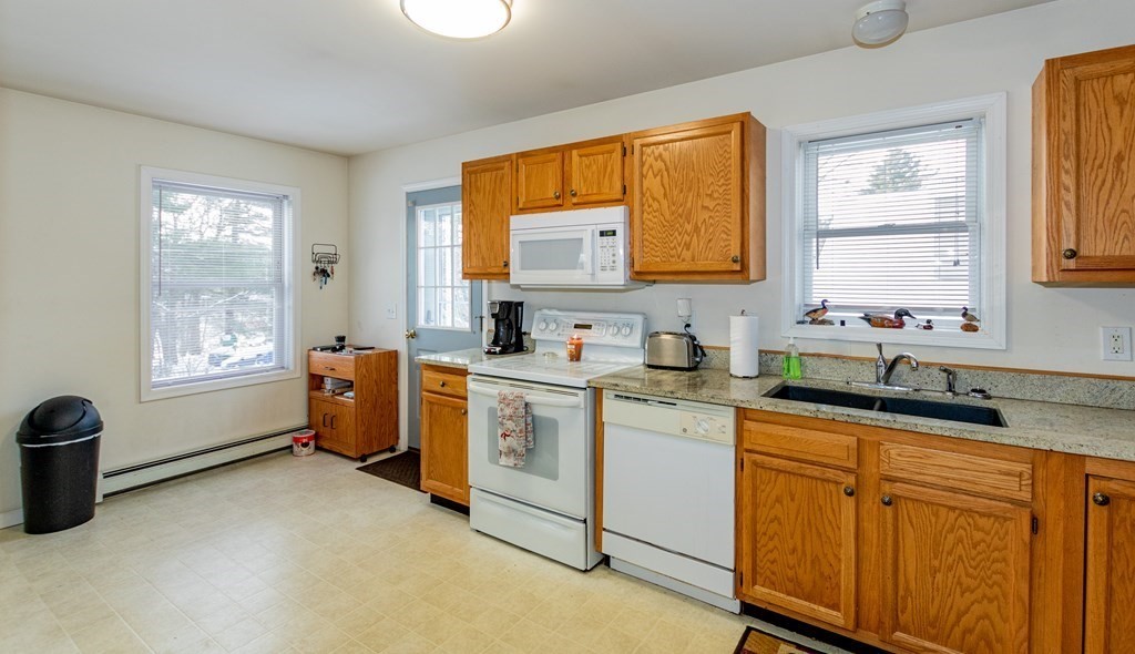 4 Lakeview Road Webster, MA 01570 - Photo 3 of 38