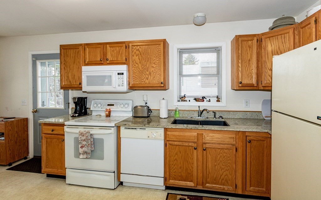 4 Lakeview Road Webster, MA 01570 - Photo 8 of 38