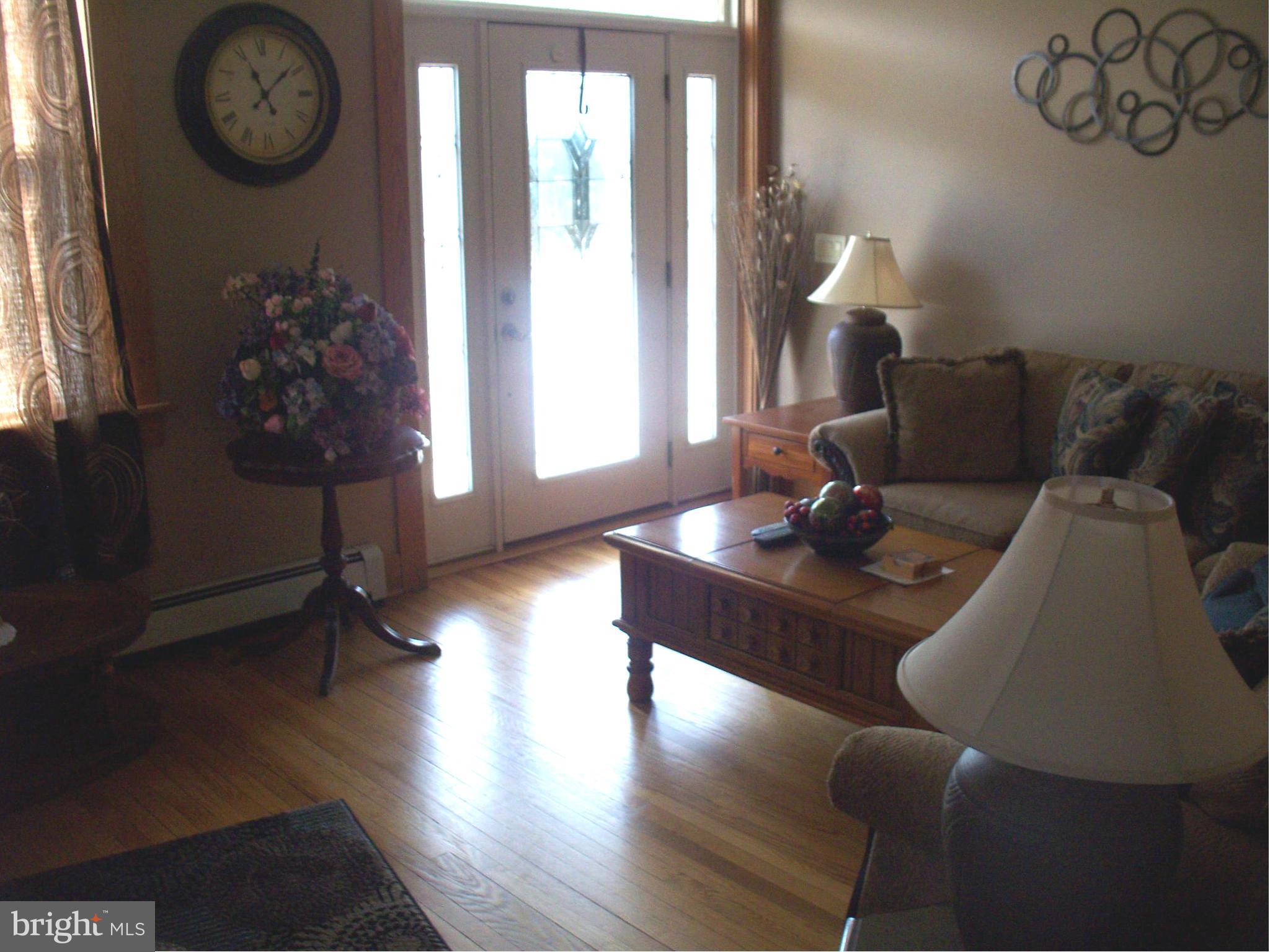 817 Braddock Road Cumberland, MD 21502 - Photo 4 of 28 Living Room
