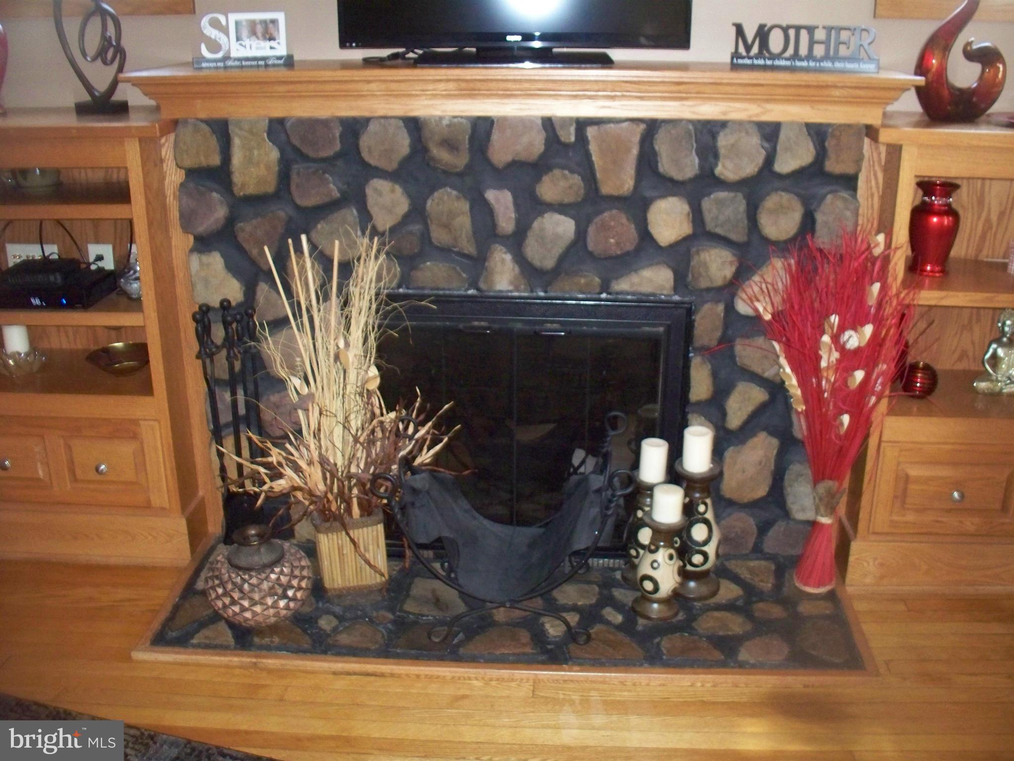 817 Braddock Road Cumberland, MD 21502 - Photo 6 of 28 Living Room